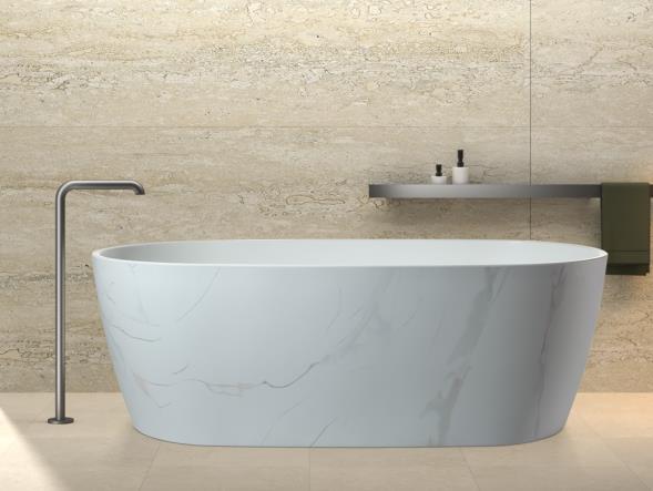 GY-2002 freestanding bathtub with bold grey marble veining and floor-mounted faucet